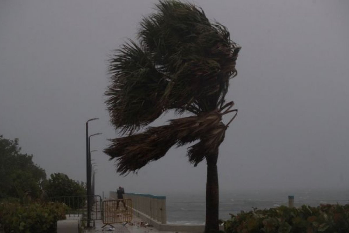 Furacão Isaías toca terra na Carolina do Norte e destrói casas
