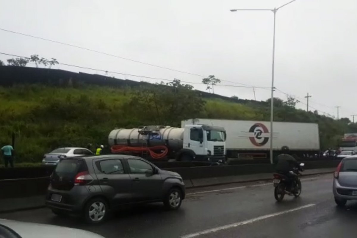 Caminhão fica atravessado após batida na BR-324, em Salvador