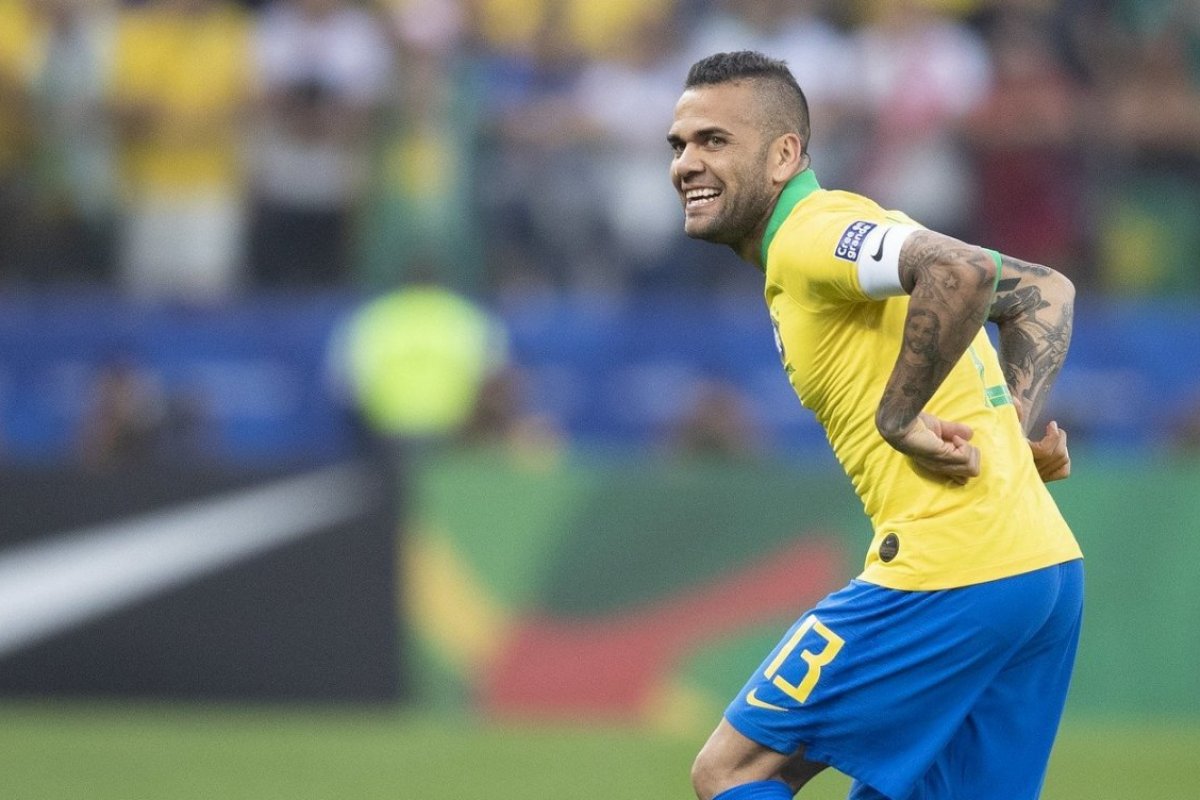 Daniel Alves afirma que torcida do Bahia o 'rechaçou'