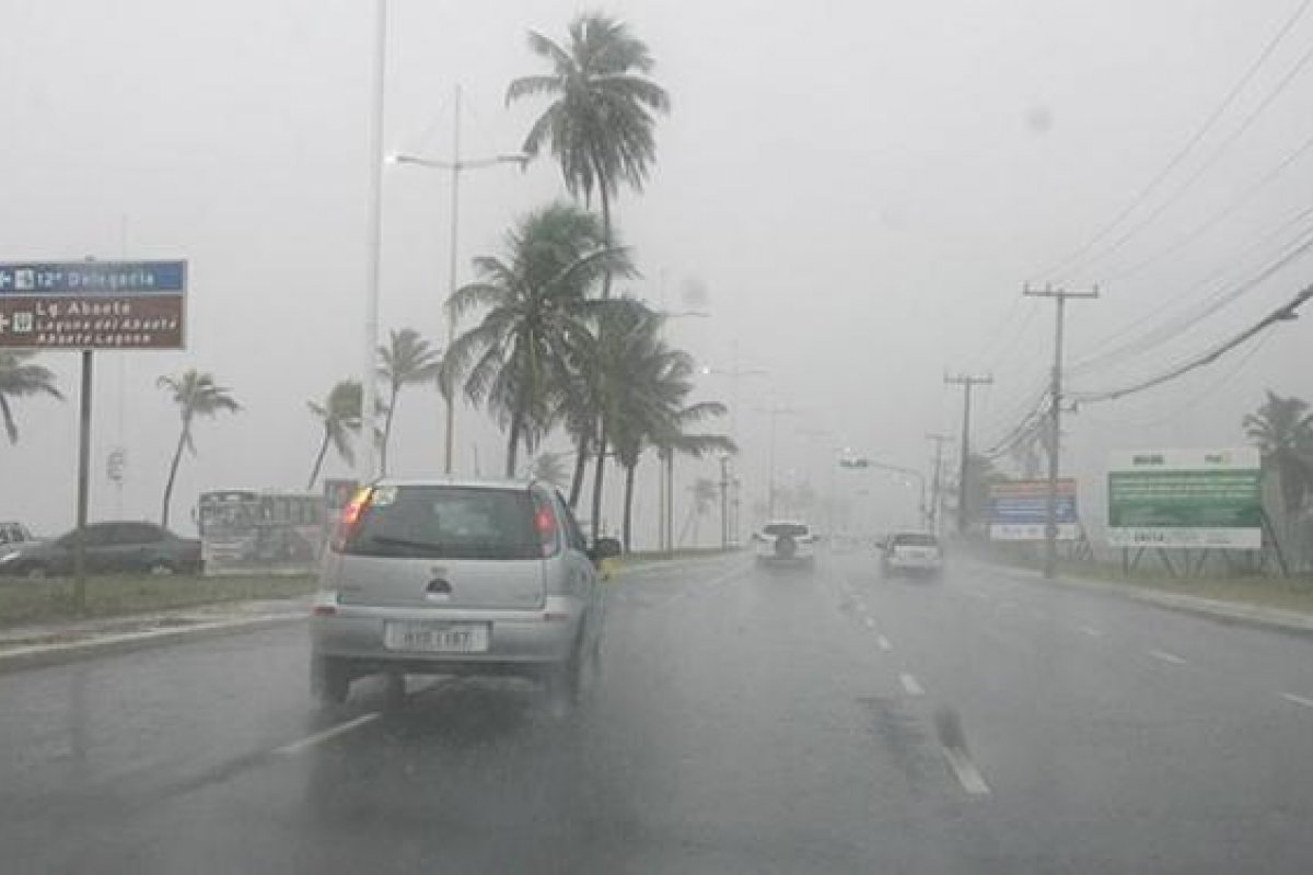 Tempo fechado e chuvas devem continuar em Salvador, afirma Codesal