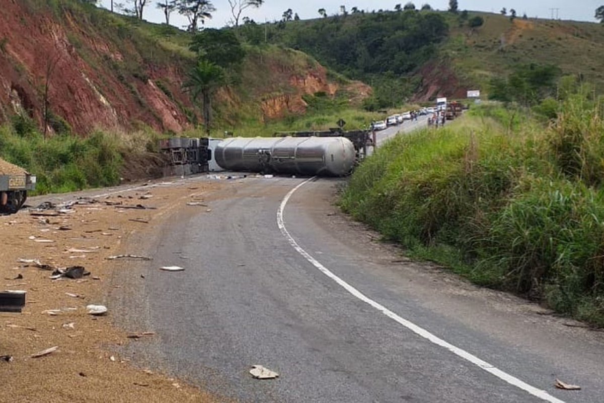 Batida entre caminhões e carro deixa ferido na BR-101