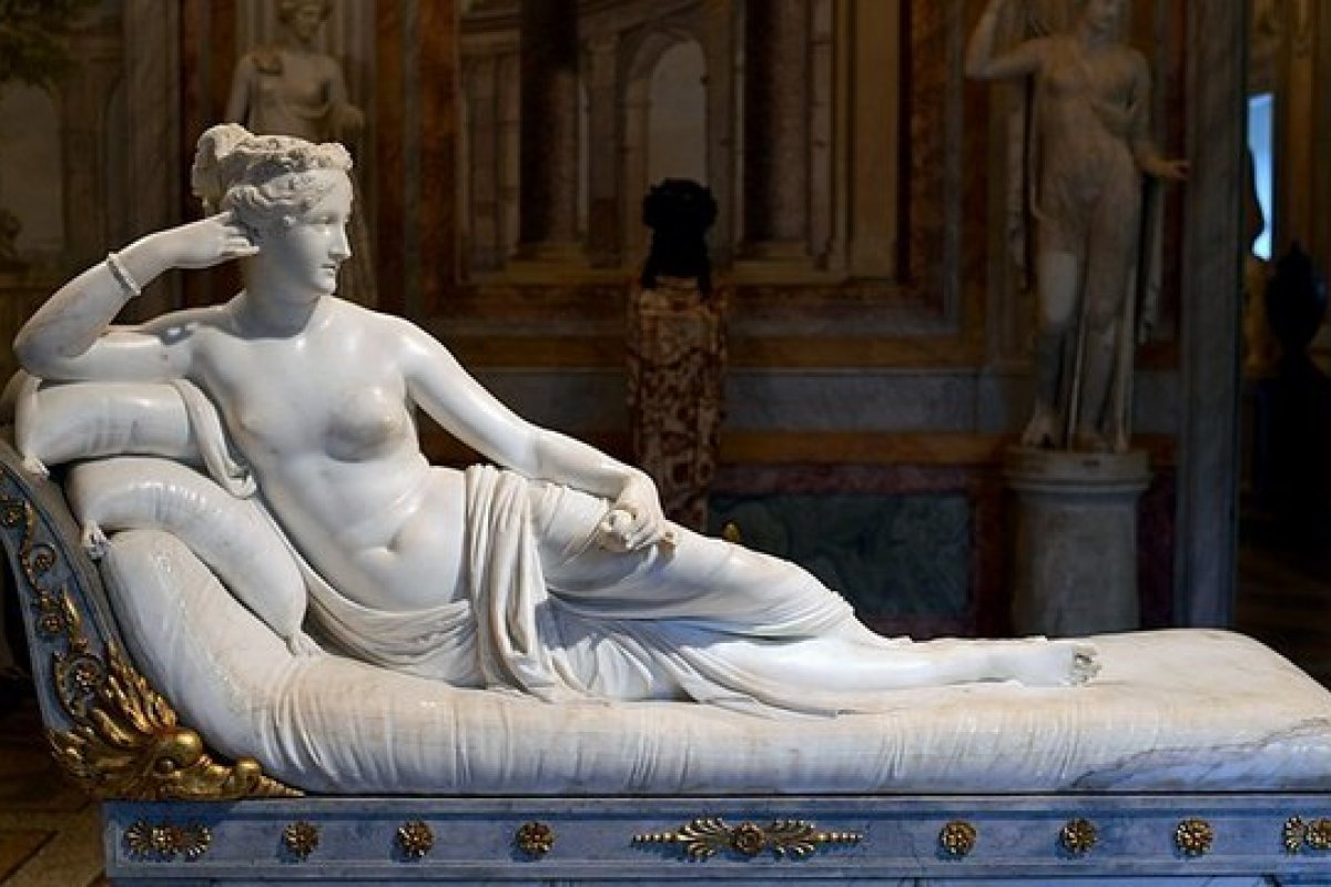 Por uma selfie, homem quebra dedos de estátua em museu na Itália