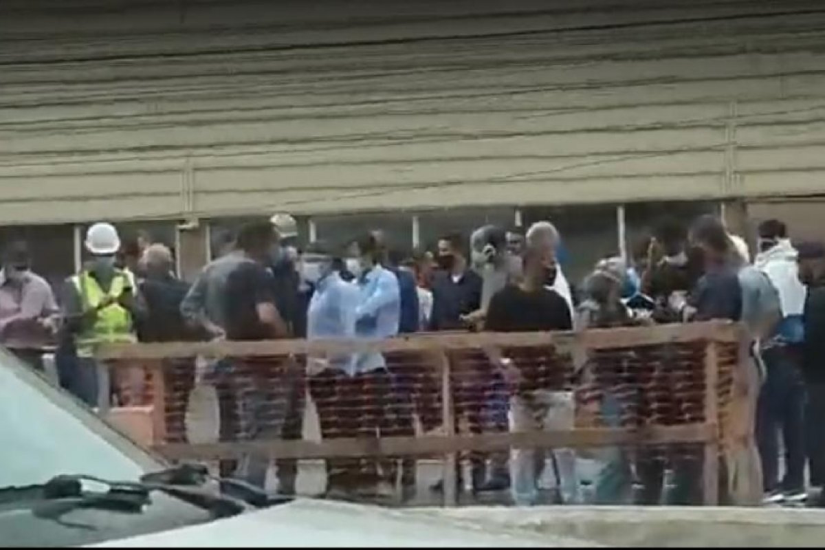 Vídeo: cidadãos questionam aglomeração em ato politico