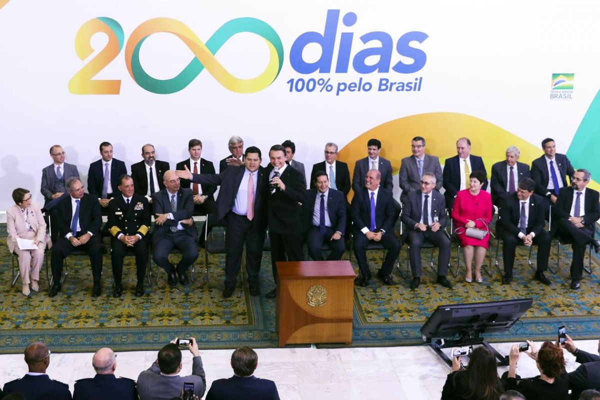 Presidente reitera que pretende indicar filho para embaixada nos EUA