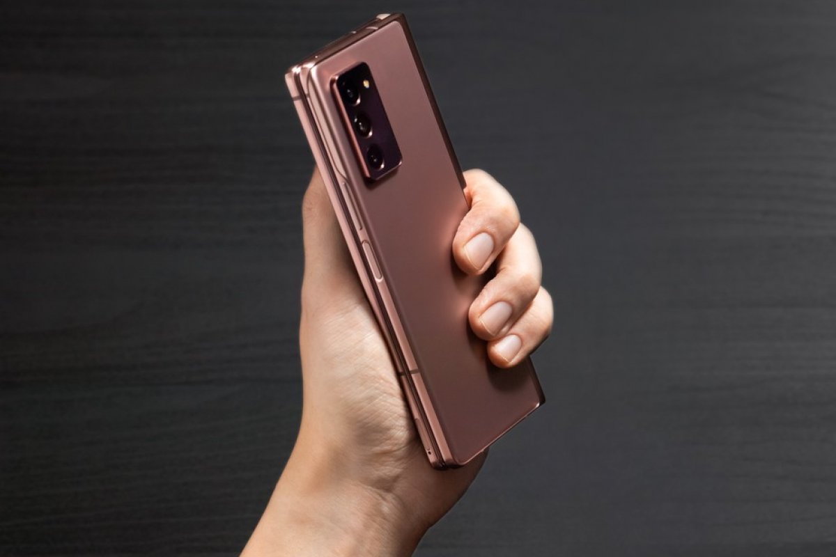 Samsung anuncia celular dobrável com grande tela externa