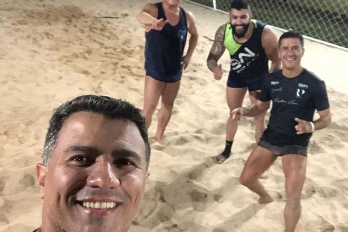 Mais uma vez, Gusttavo Lima e Leonardo furam isolamento para jogar futevôlei