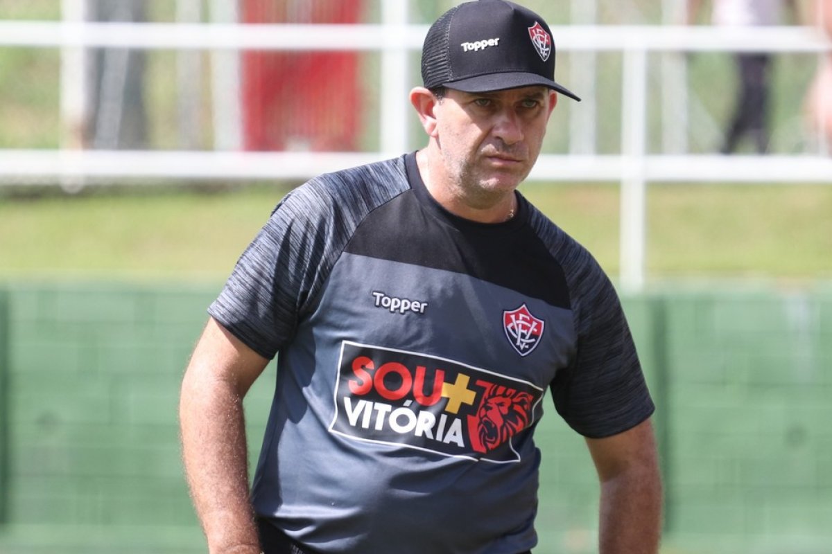 Dança das cadeiras: Vitória segue o fluxo de não dar sequência ao trabalho de treinadores