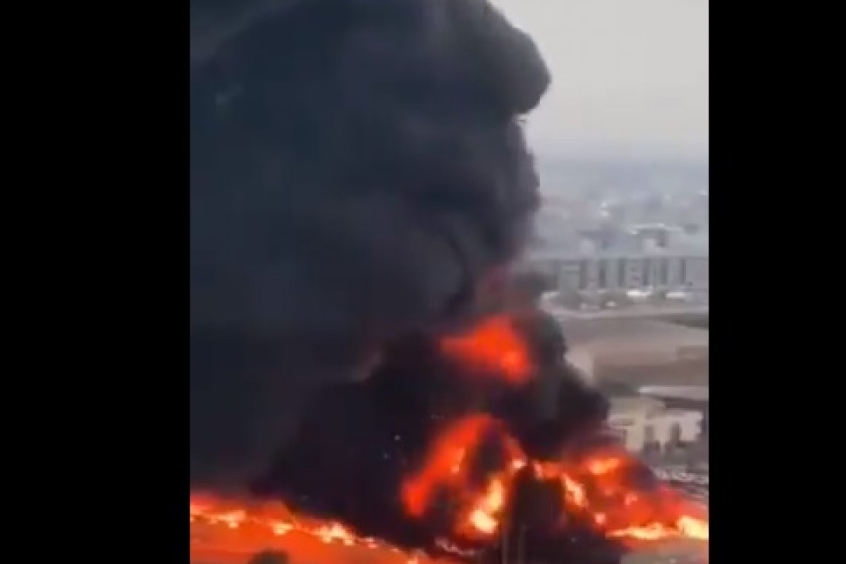 Incêndio de grandes proporções atinge estabelecimento nos Emirados Árabes