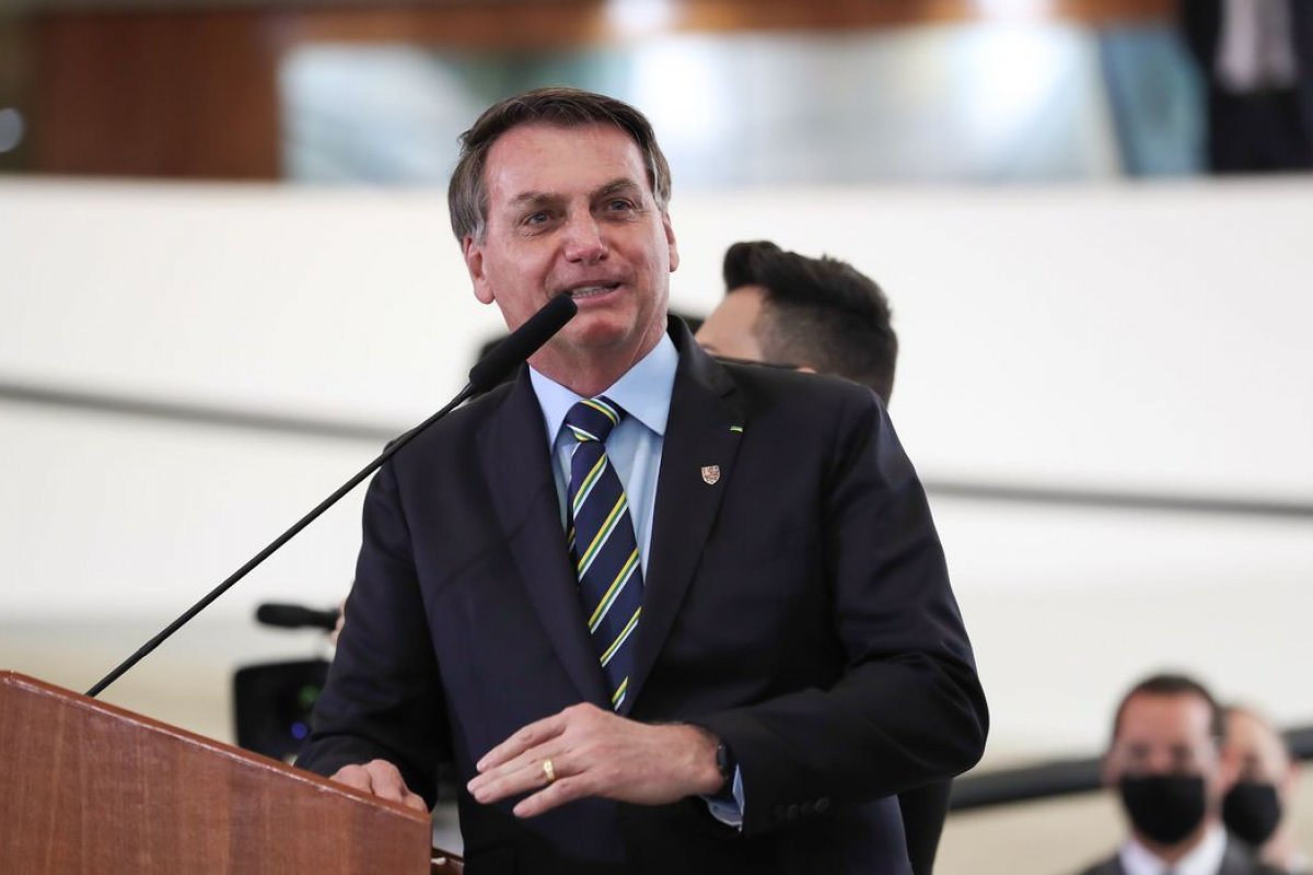 Bolsonaro afirma que Brasil vai ajudar o povo libanês em conversa com embaixador