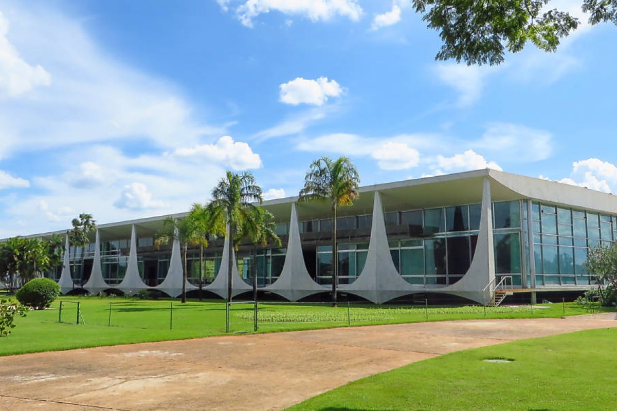 GSI contrata sistema para bloquear chegada de drones nas áreas de circulação do presidente