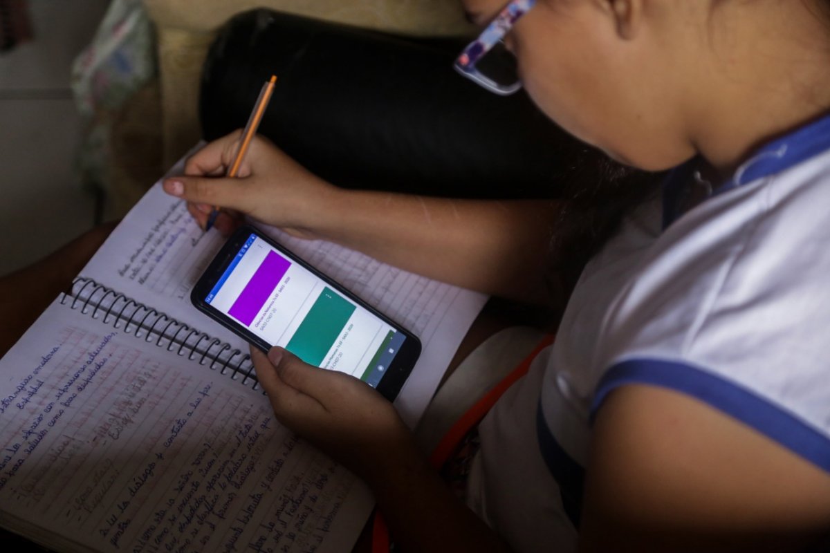 Mais de 5,5 mil estudantes já usam chips para estudar durante pandemia