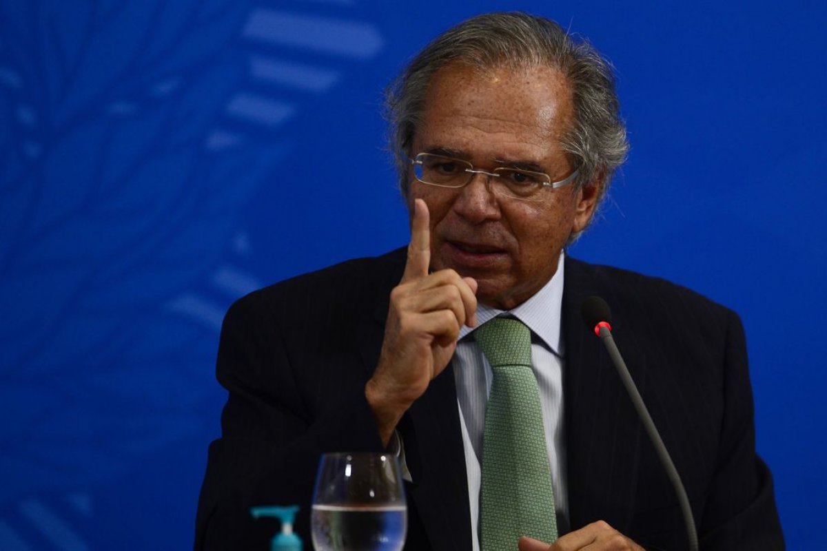 Guedes sugere ampliação de programas sociais que doem livros a pobres 