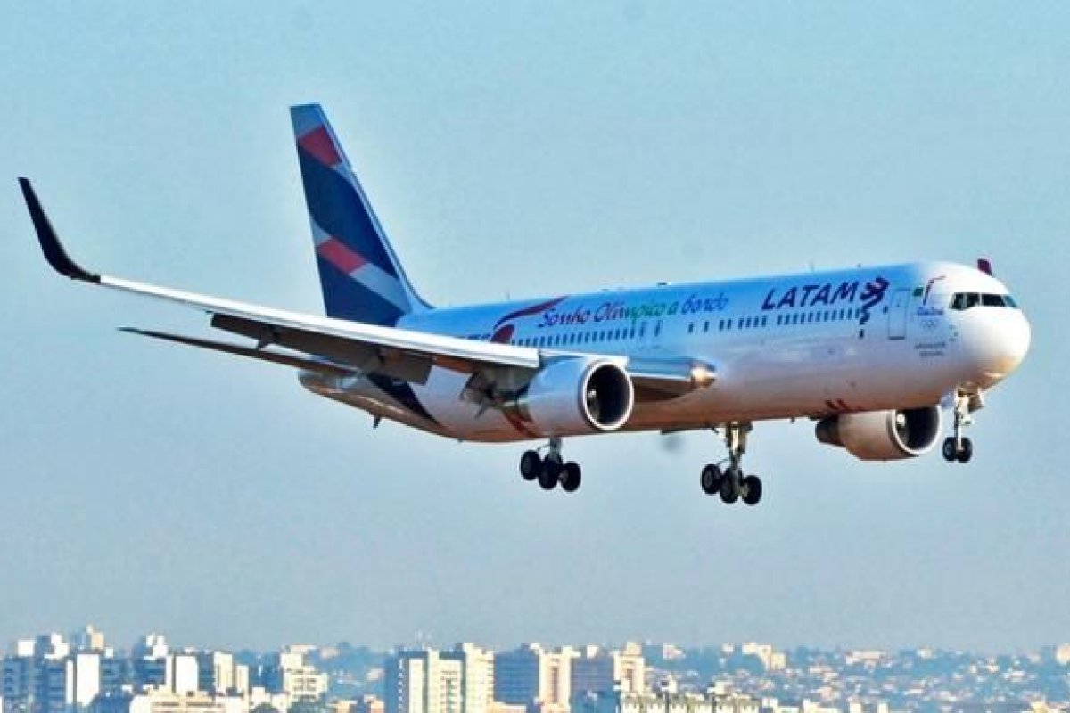 Covid-19: Latam demite 2,7 mil tripulantes 