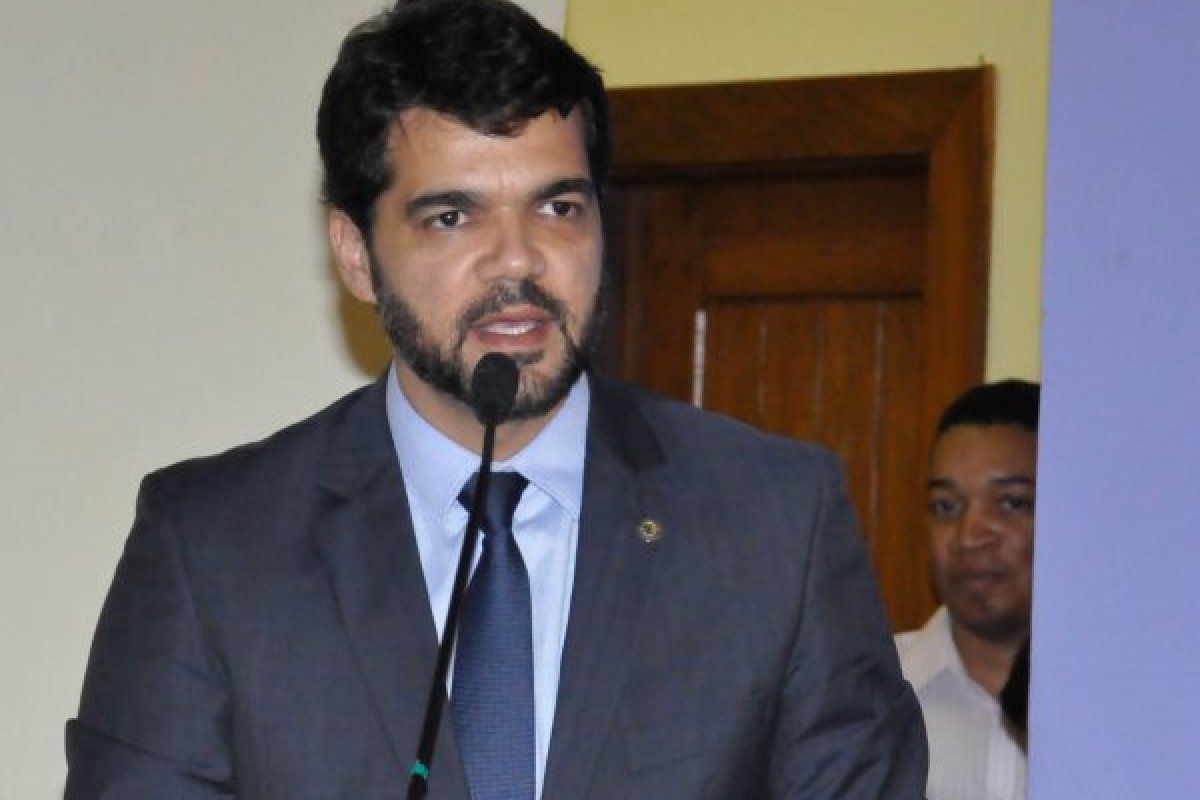 Prefeito é multado por contratação irregular de mais de 300 funcionários