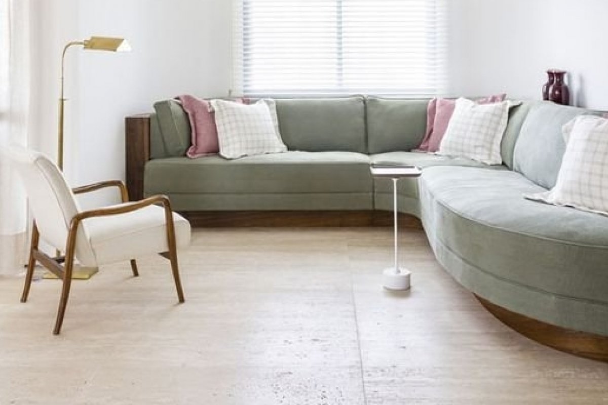 Confira inspirações de sofás curvos