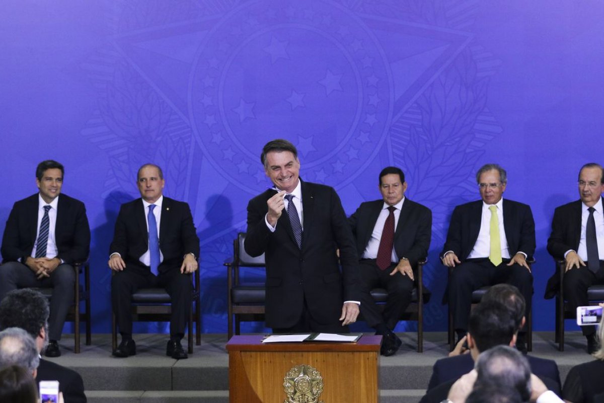 Bolsonaro sanciona lei que permite renegociação de empresas no Simples