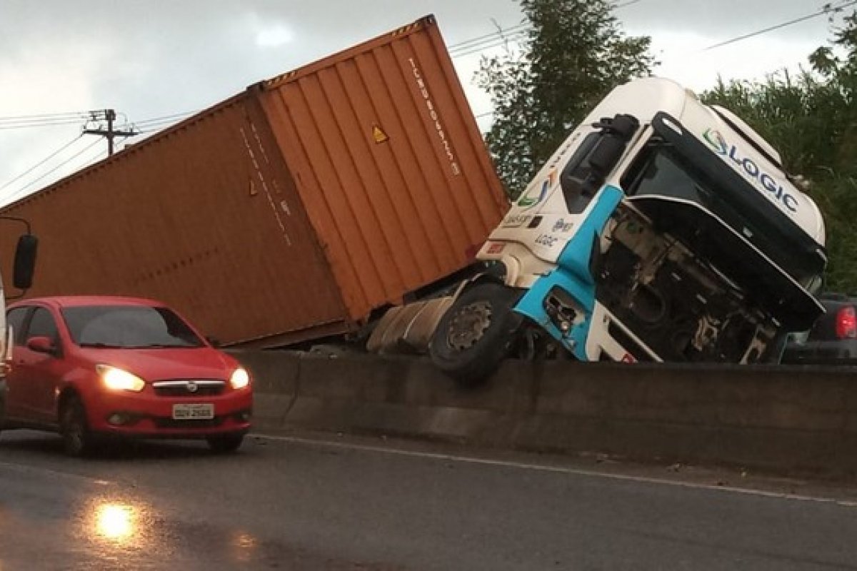 Colisão entre carreta e carro deixa três pessoas feridas
