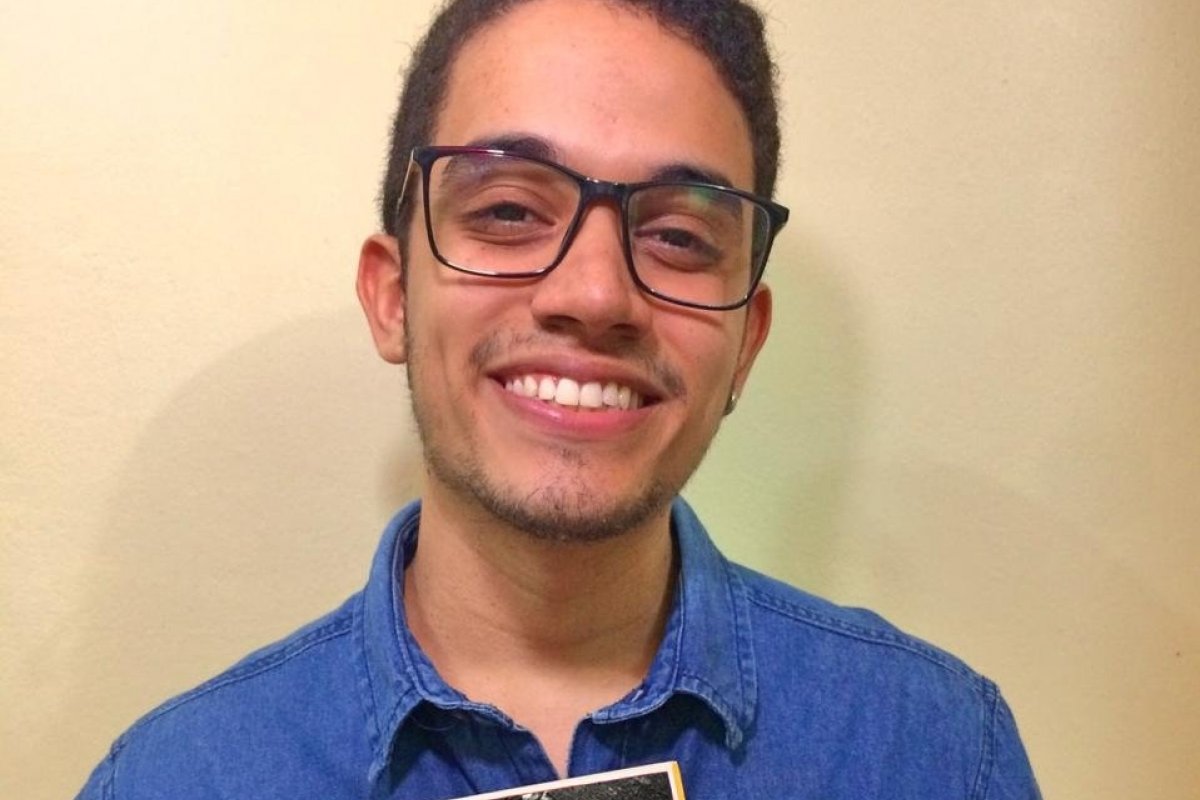 Estudante baiano anuncia pré-lançamento de livro durante pandemia