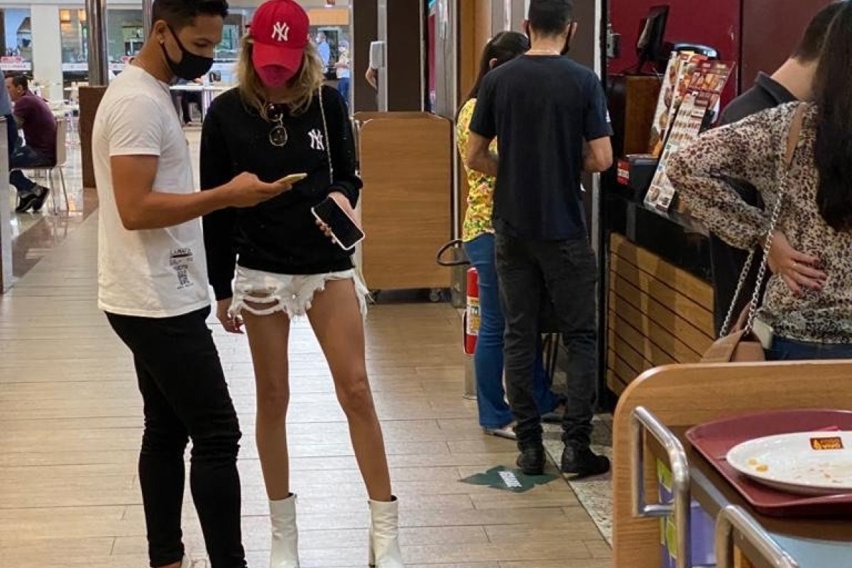 Modelo internacional Fernanda Olive é flagrada em shopping, com novo affair