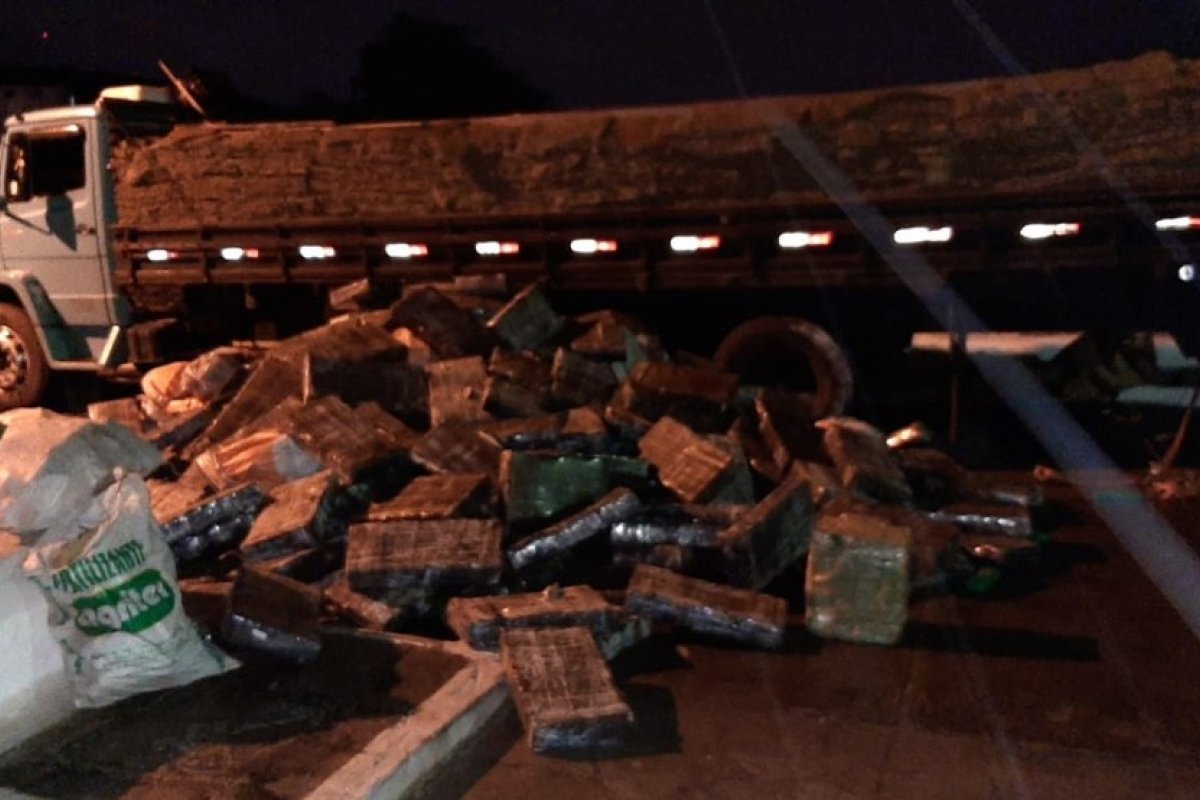 Policiais rodoviários apreendem oito toneladas de maconha em caminhão