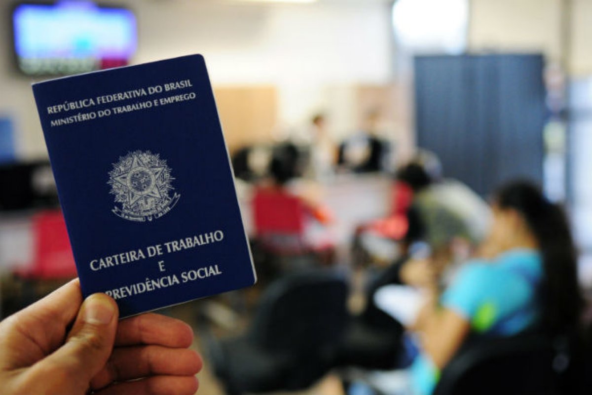 Brasil: desemprego já atinge 12,8 milhões de pessoas, diz IBGE