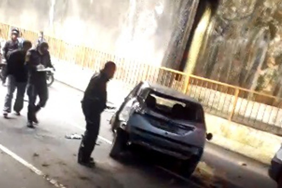 Capotamento deixa carro parcialmente destruído em túnel da Av. Luís Eduardo Magalhães