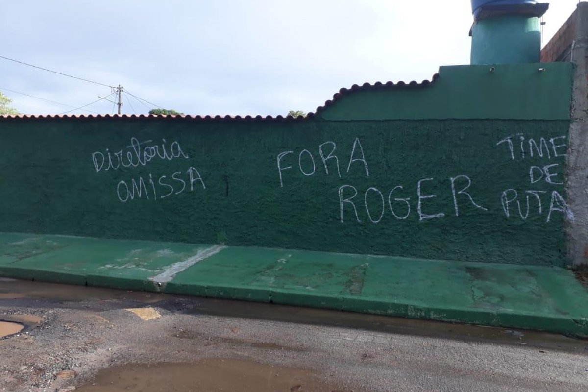 Vídeo: "Fora Roger": entrada do Cidade Tricolor amanhece com pista e muros pichados 