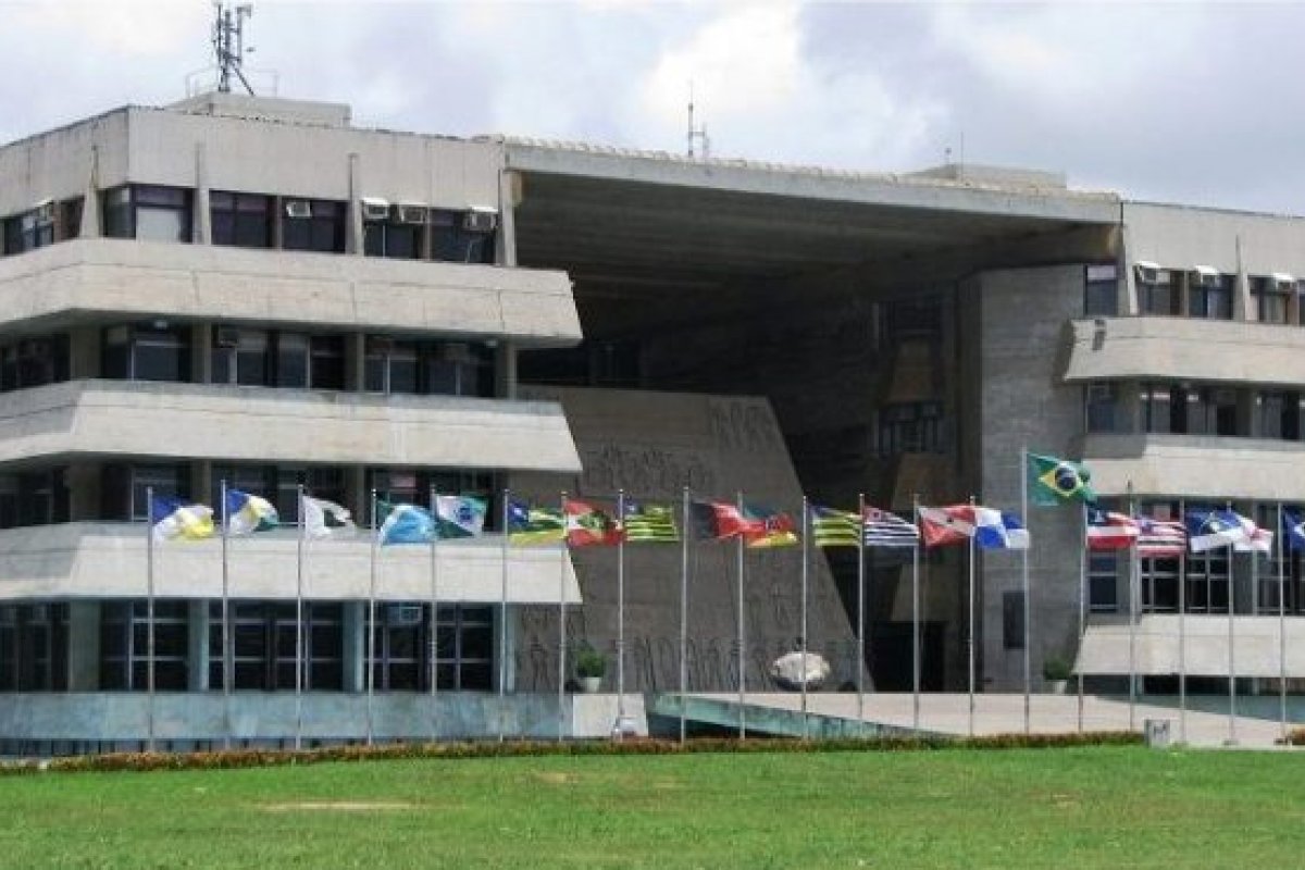 Governo já apresentou protocolo de retorno às aulas para deputados