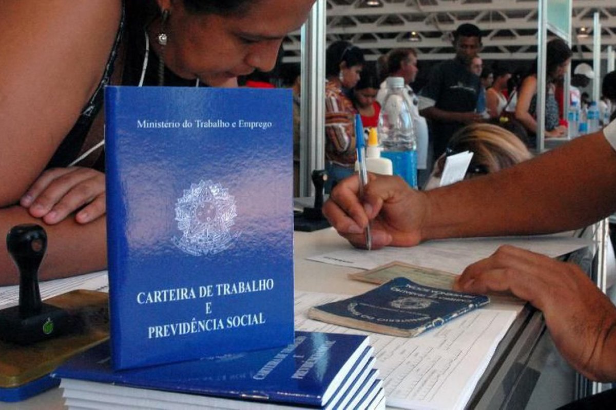  Pedidos de seguro-desemprego têm redução de 8,8% em julho de 2020