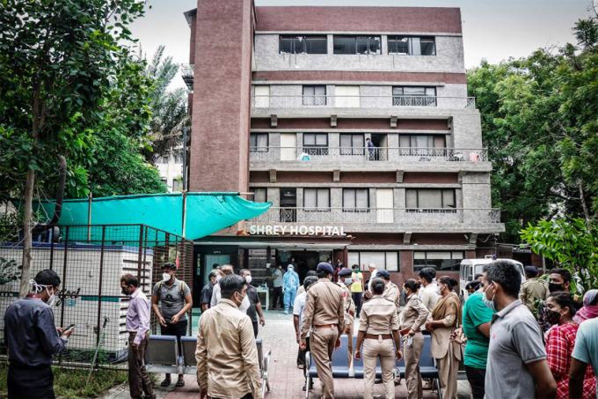 Incêndio atinge hospital e provoca morte de oito pacientes com covid-19 na Índia