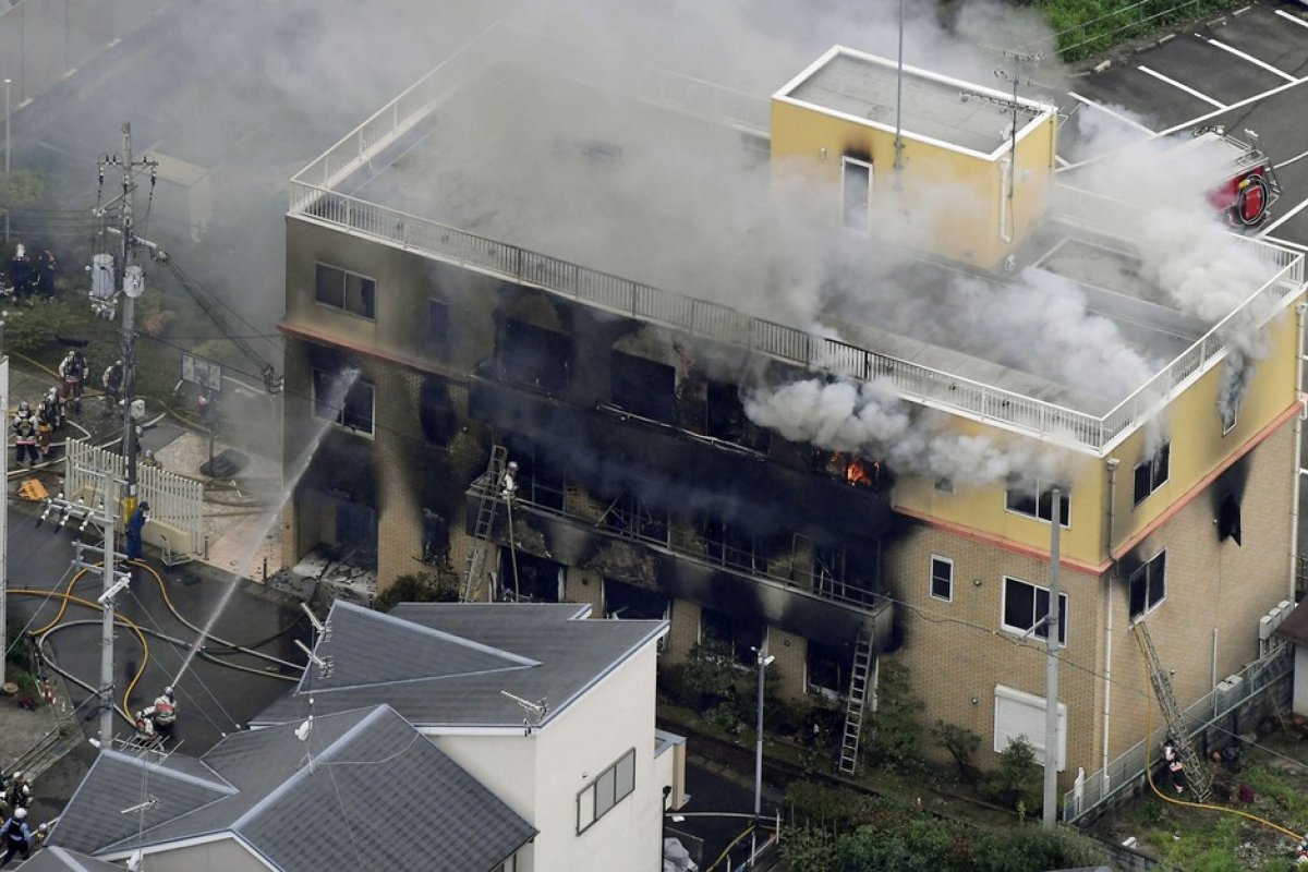 Vítimas do incêndio na Kyoto Animation morreram no acesso ao telhado