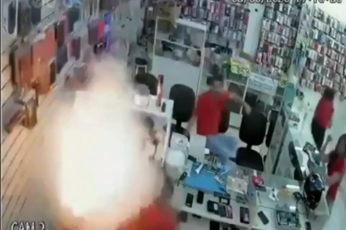 Celular ligado ao carregador explode em loja de eletrônicos