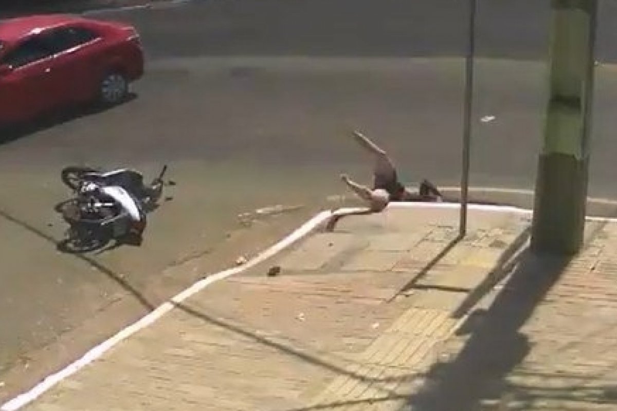 Veja vídeo: motociclista cai em bueiro após ser atropelada por um carro