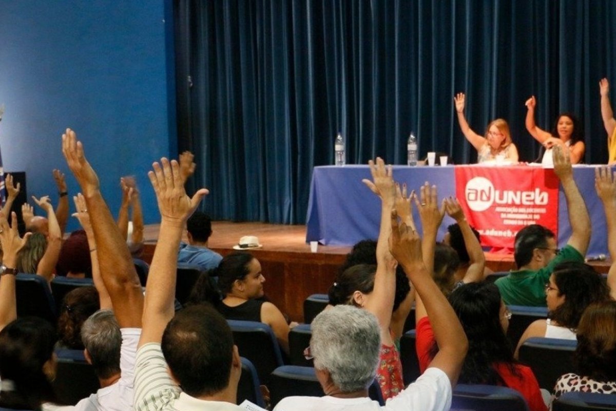 Uneb mantém greve dos professores
