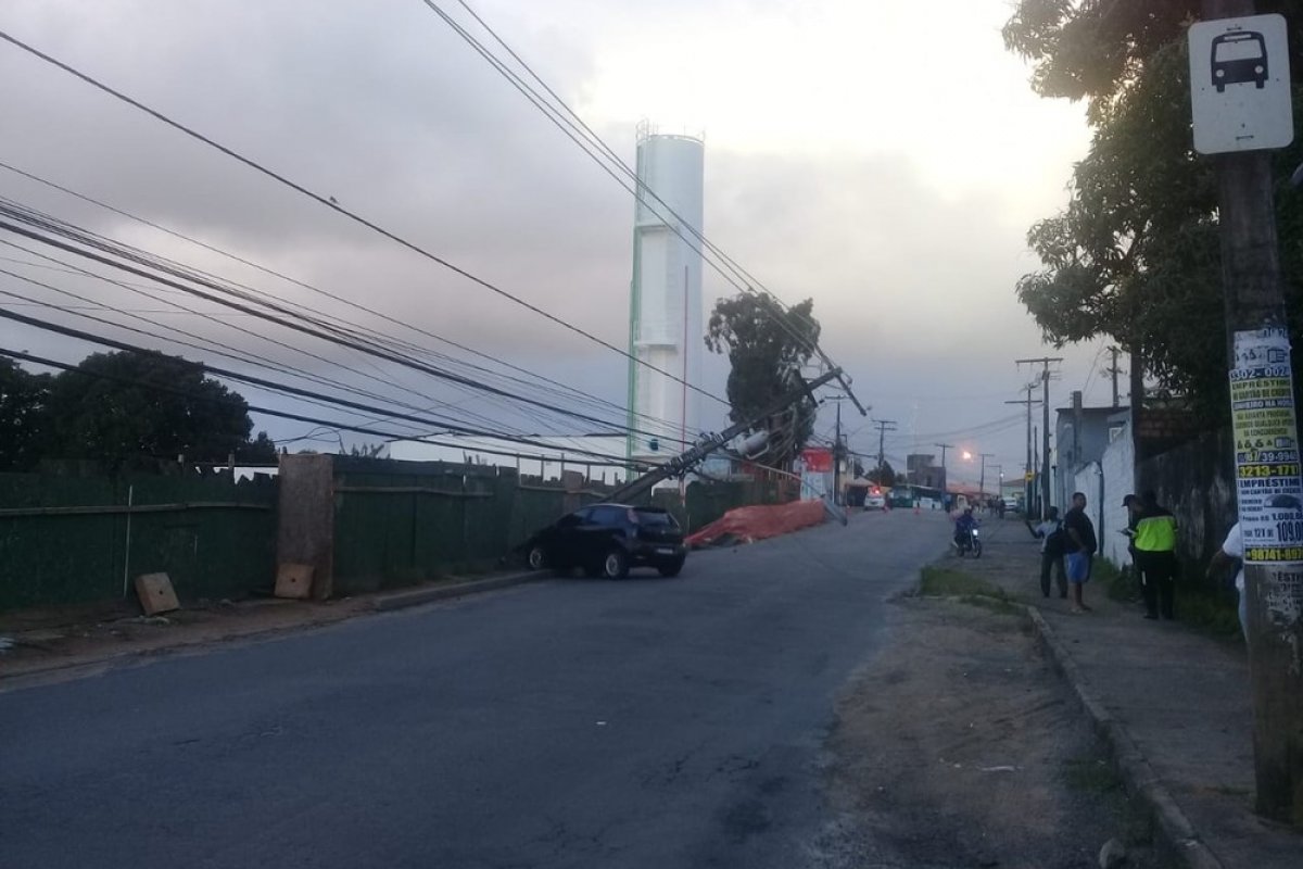 Acidente no bairro de Nova Brasília, em Salvador, derruba poste