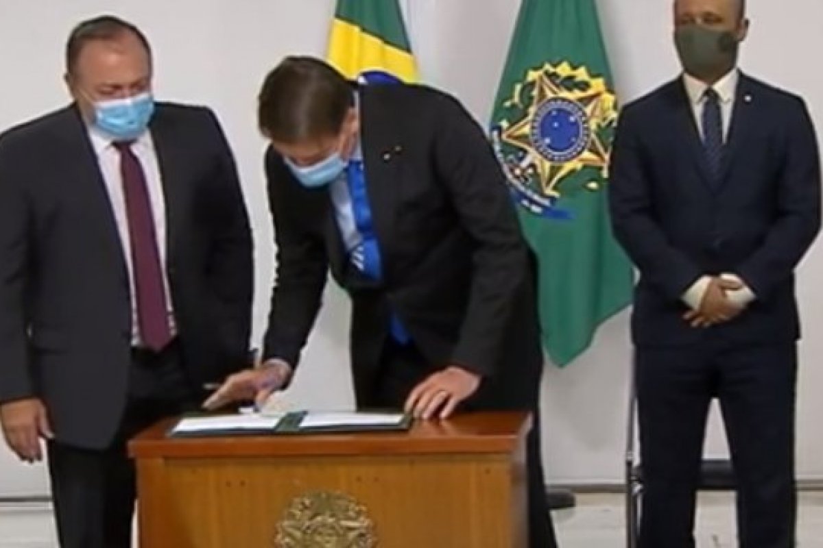 Bolsonaro assina MP que libera quase R$ 2 bilhões para a vacina contra Covid-19