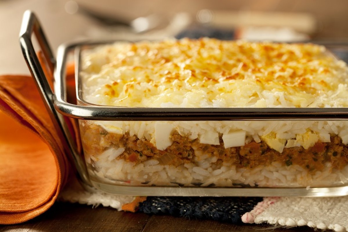 Arroz de forno com carne moída e queijo para o almoço de Dia dos Pais