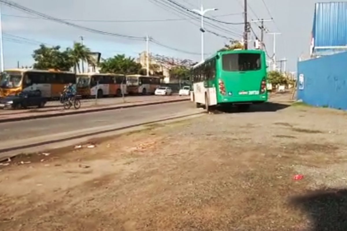 Ônibus é assaltado e passageiros tem pertences levados, em Salvador