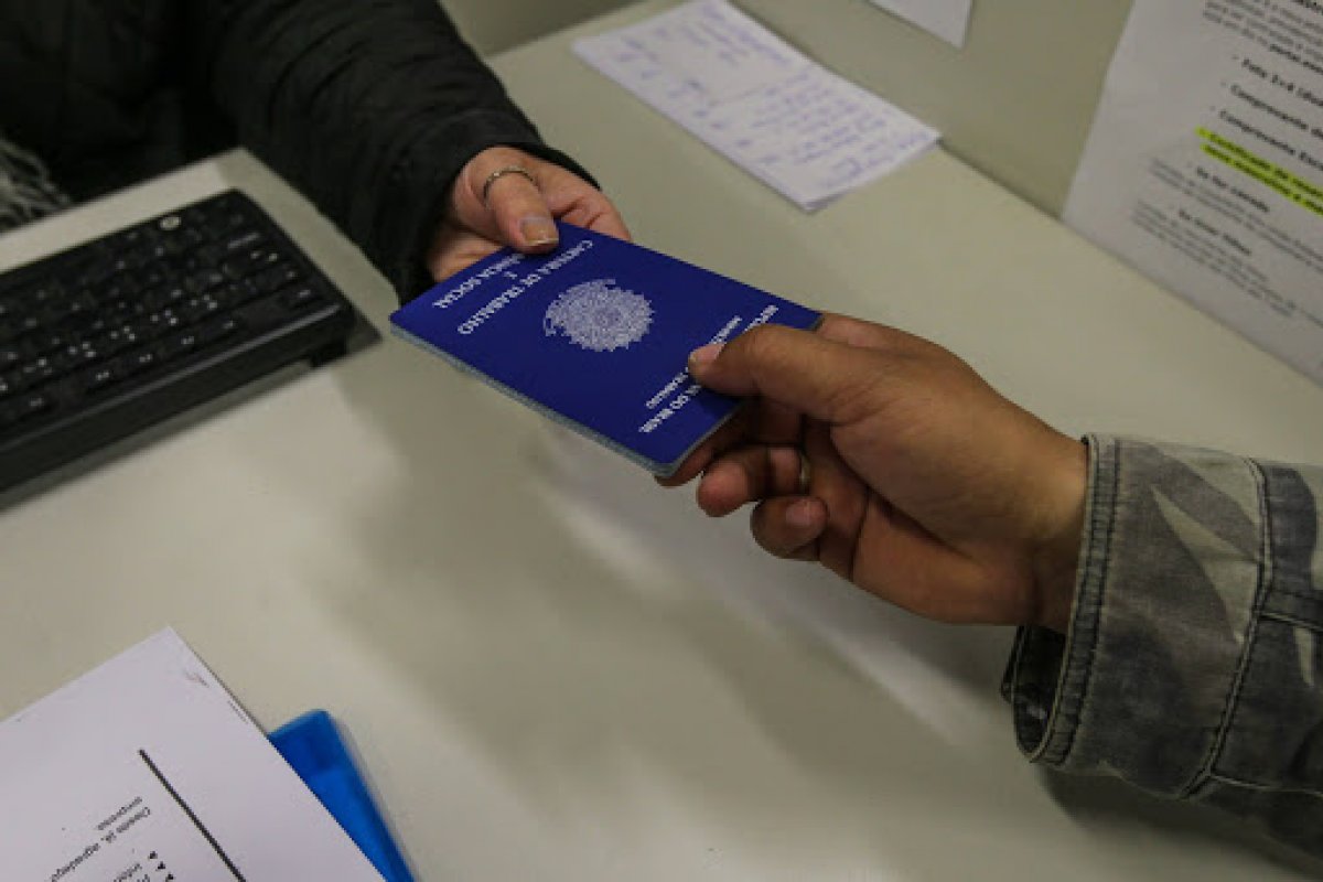 Quase 100 mil trabalhadores perdem o emprego por dia, diz IBGE