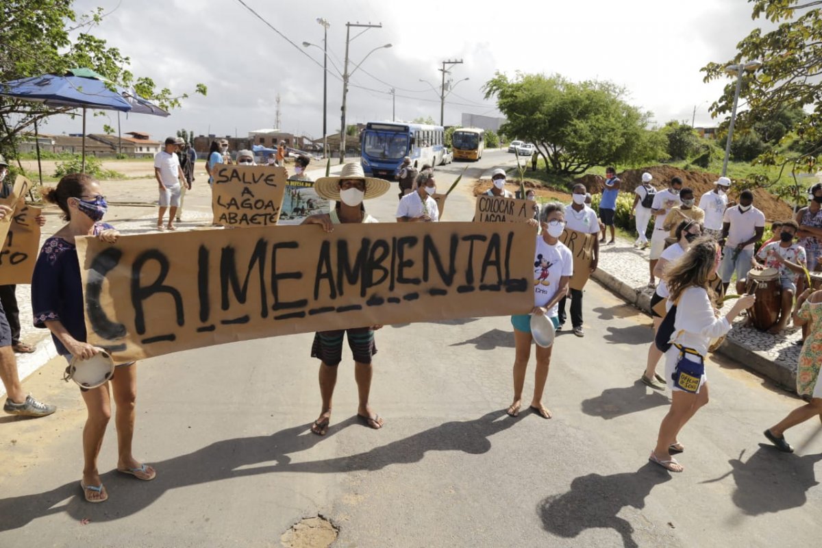 Moradores de Itapuã voltam a protestar contra construção de estação de esgoto às margens da Lagoa do Abaeté