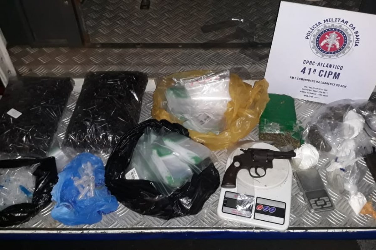 Polícia flagra dupla de irmãos embalando drogas em Salvador