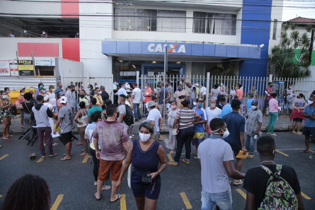 Bahia: mais de 50 agências da Caixa abrem neste sábado para atender beneficiários do auxílio