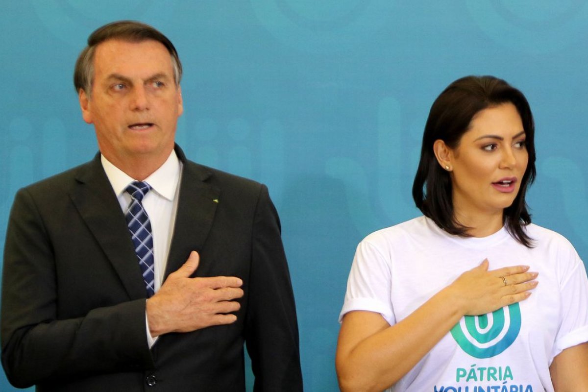 Queiroz depositou R$ 72 mil na conta de Michelle Bolsonaro quando trabalhava para Flávio Bolsonaro