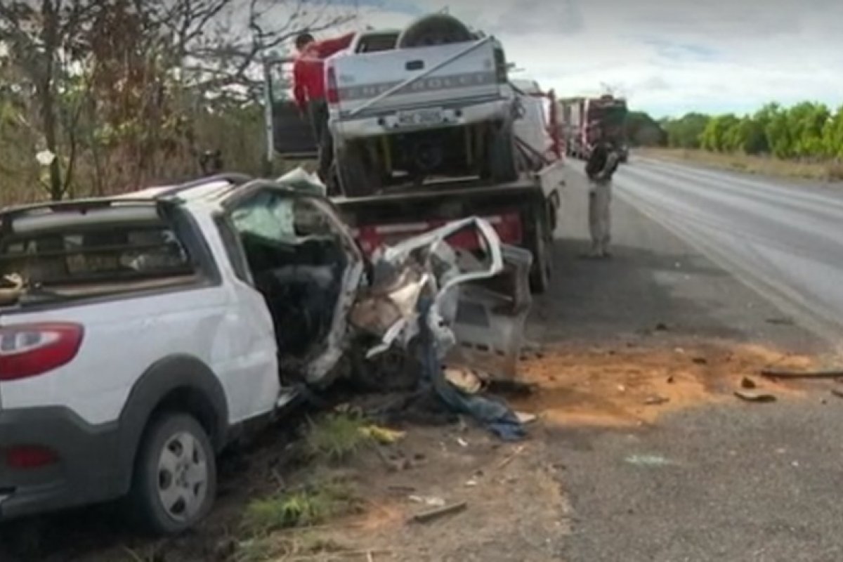 Uma pessoa morre e quatro ficam feridas em acidente na BA 242