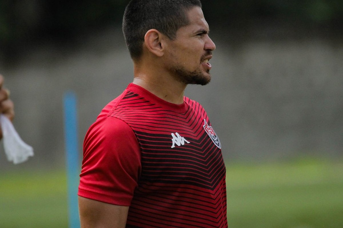 Léo Ceará volta a ficar à disposição do Vitória