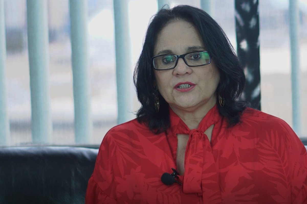 "Esse problema que ainda persiste na sociedade", diz Damares sobre violência doméstica