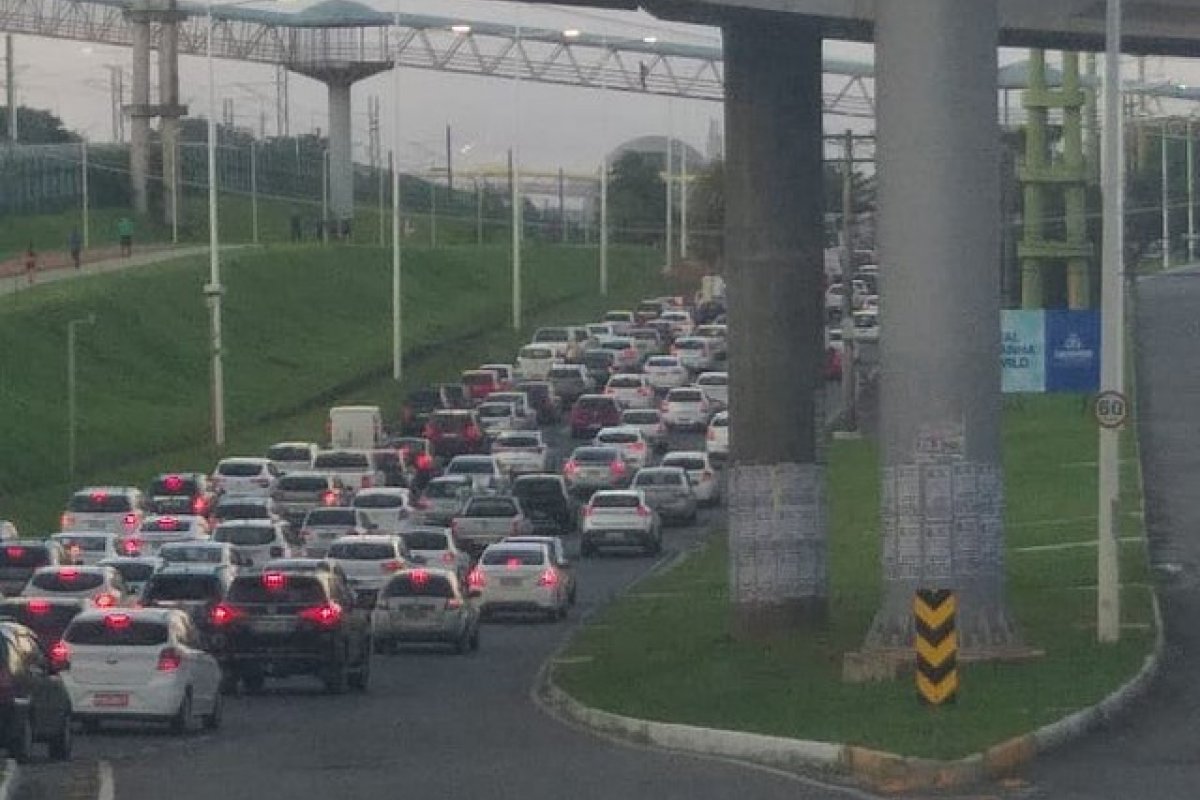 Caminhão quebrado deixa trânsito lento em trecho da Avenida Paralela