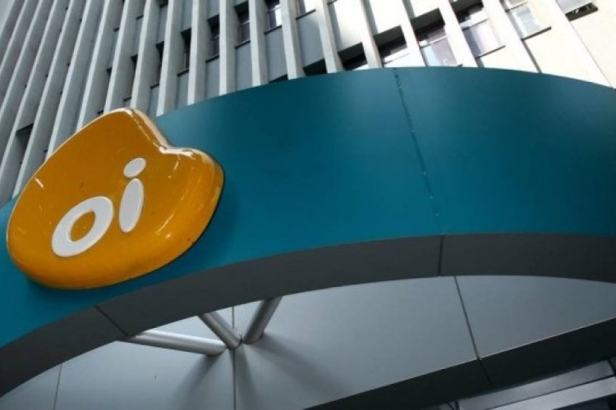 Oi fecha acordo de exclusividade com Vivo, Claro e Tim para venda de operação móvel