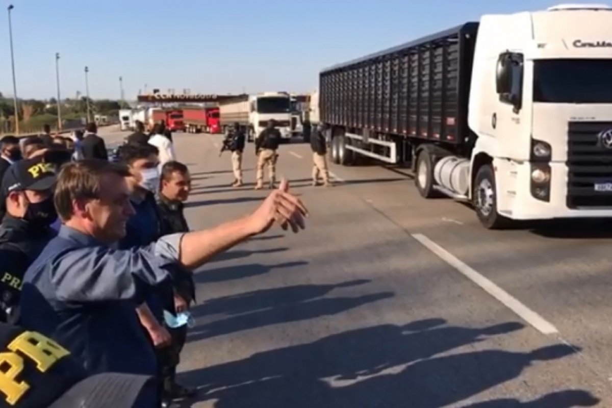 Bolsonaro cumprimenta eleitores em posto da PRF na Via Dutra