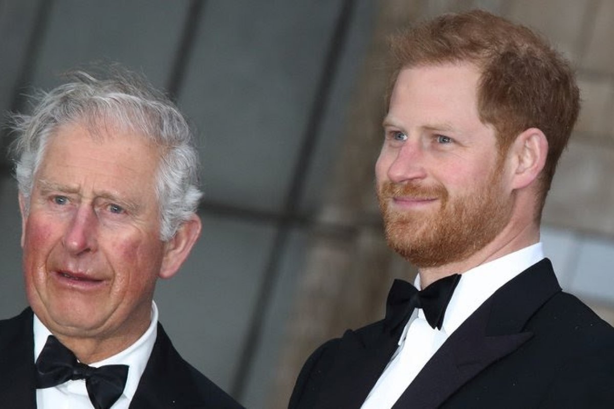 Mesmo aborrecido com revelações de livro, Príncipe Charles continua dando mesada a Harry
